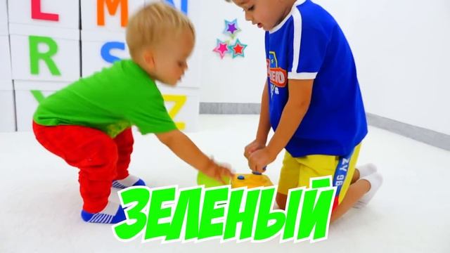 Крис учит цвета с воздушными шариками