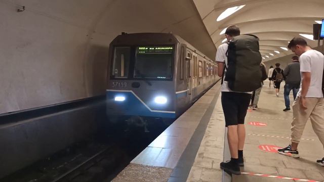 Метрополитен Москва|Станция метро Алтуфьево прибывает поезд ОКА СВАО Москва