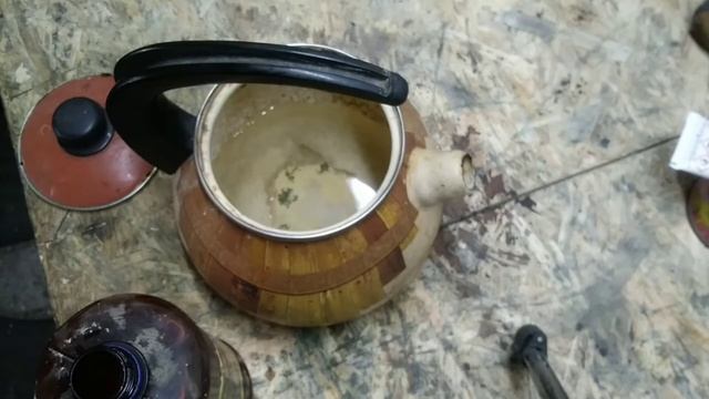 Толстый слой накипи в чайнике. Пробую разными способами убрать.