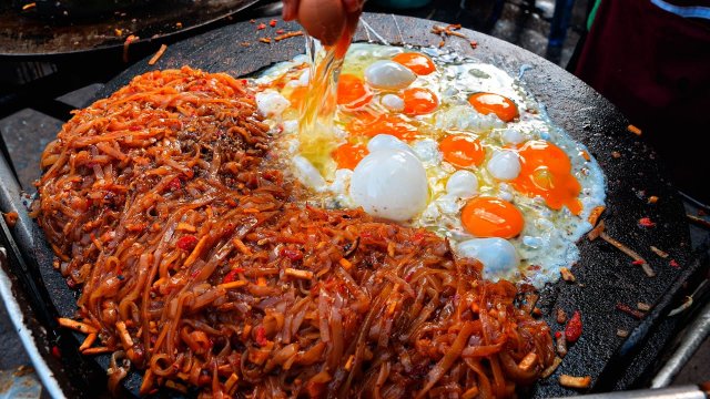 Различные приготовления тайской уличной еды. Тайская уличная еда.