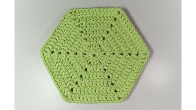 Вязаная шестиугольная салфетка крючком