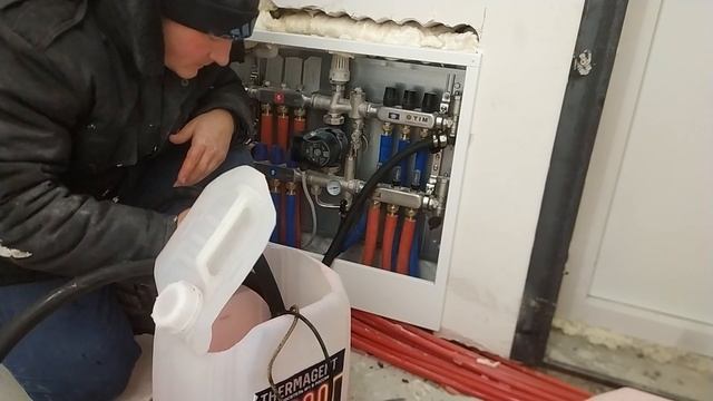 ЗАПОЛНЯЮ СИСТЕМУ ОТОПЛЕНИЯ ТЕПЛОНОСИТЕЛЕМ С ПОМОЩЬЮ НАСОСА "МАЛЫШ" СВОИМИ РУКАМИ.