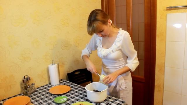 Яичный салат с оливками и сухариками