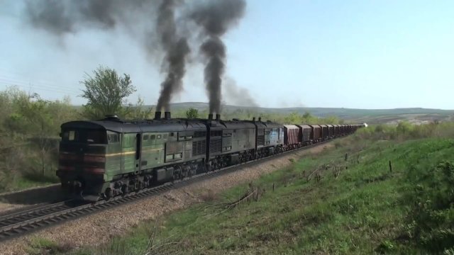 Сила. Тепловоз 3ТЭ10М-1260Б тащит грузовой состав. Советский тепловоз с дизелем мощностью 3000 л.с.