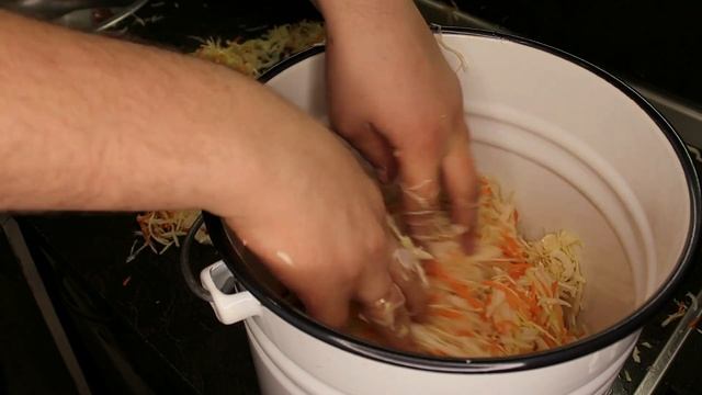 Как сделать хрустящую капусту: секреты квашения и пропорции соли!