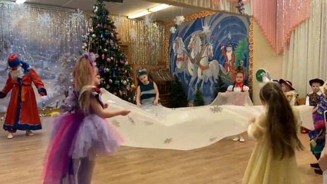 Танец - вальс с покрывалом на утреннике | Сценарий "Три Деда Мороза" | Подготовительная группа