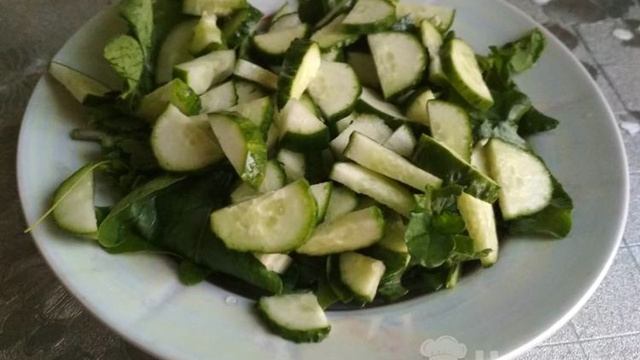 Салат из огурцов с грецкими орехами