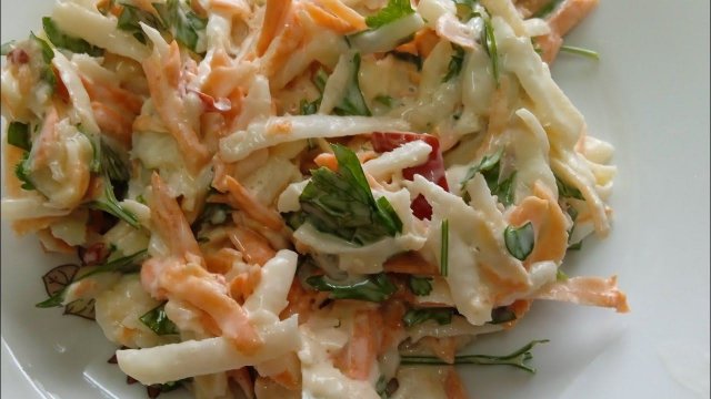 Витаминный салат из черной редьки с яблоком, чесноком и свежей морковьюОчень вкусно и полезно!