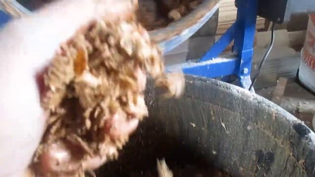 Часть 3. Равномерное смешение глины с опилками в бетономешалке