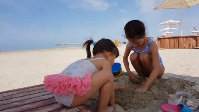 Дети играют на пляже