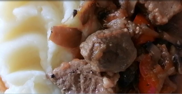 Мясо тушеное с овощами  ооочень вкусно! Его всегда мало