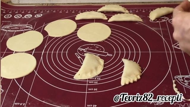 Чебупели. И не чебуреки и не пельмени :))  Как семечки улетают.