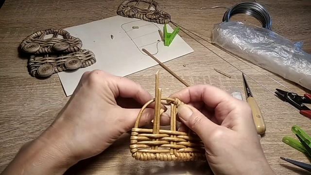 Машинка. Новогодняя игрушка. С ёлочкой)
