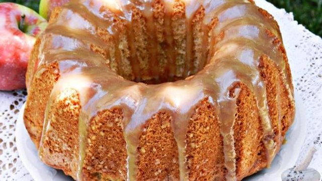 Очаровательный яблочный пирог на праздничный стол.
ЯБЛОЧНЫЙ ПИРОГ СО СЛИВОЧНОЙ КАРАМЕЛЬЮ