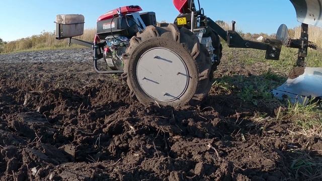 КРАСИВАЯ вспашка мотоблоком и плугом.