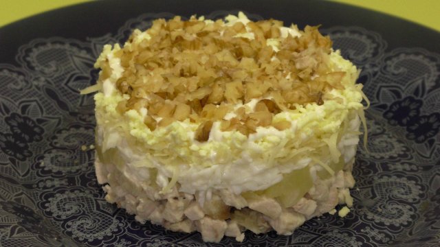 Салат "Нежность"из куриной грудки и ананасов . Два вида подачи - слоями и в сырной корзинке.