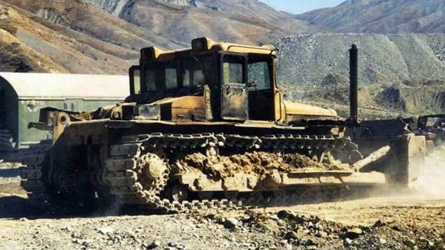 Единственный в мире не ТАНК, а трактор! Сверхмощный Советский ДЭТ-250!