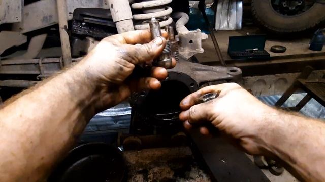 УАЗ патриот как открутить, подтянуть верхний шкворень.