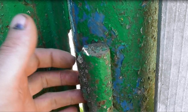 Варианты Расклинить Заржавевшую Петлю на Воротах