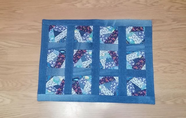 Коврик из старых джинсов.