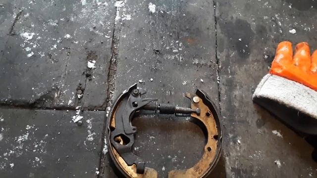 как регулировать задние тормозные колодки Toyota
