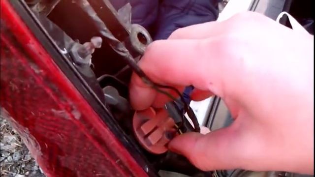 Замена лампочки стоп-сигнала и габаритов Nissan NOTE