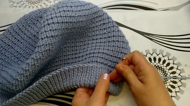 Вяжем женскую шапку с необычным затылком.