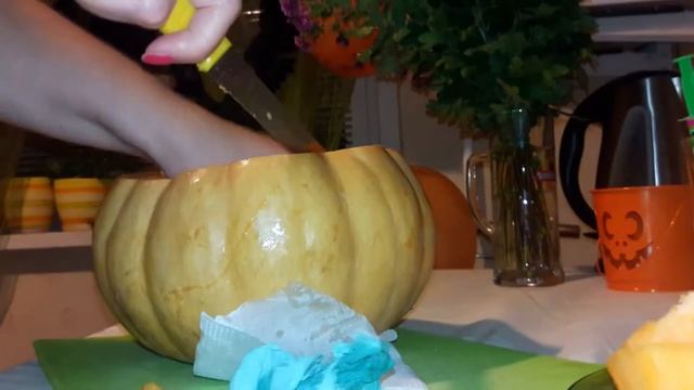 Как вырезать тыкву на Хэллоуин.