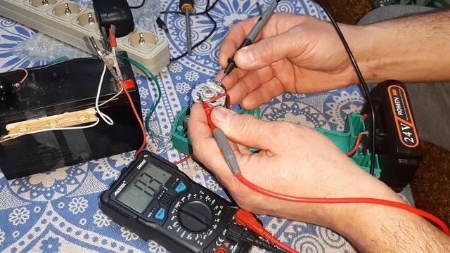 Мини-пила цепная аккумуляторная 24В Romen не включается - ремонт