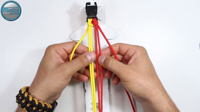 Основа из 4 шнуров для плетения браслета из паракорда