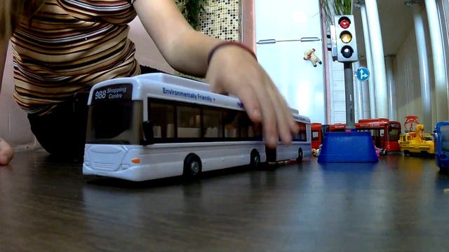 Игрушечный автобус гармошка и светофор
