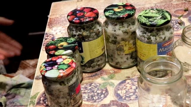 Сироп из зеленых шишек сосны с сахаром или мёдом.