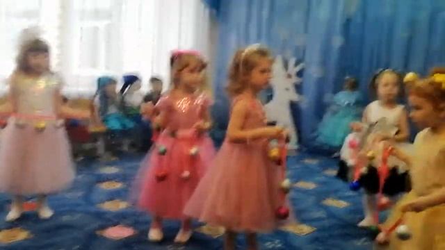 Новогодний танец Бусинки средняя группа