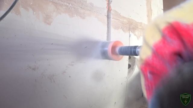 Подрозетник в плитке. Приклеили плитку, а про розетки забыли. До кафеля или после