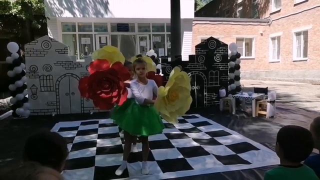 Танец цветов из сказки "Алиса в стране чудес"