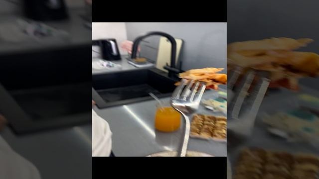 пробует мои кулинарные шедевры