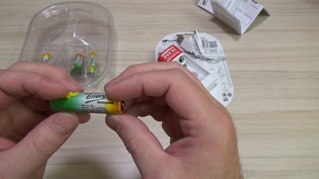 Зарядное устройство GP + аккумуляторы 2АА + 2ААА