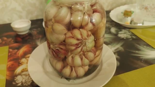 Маринованный чеснок, вкусно, быстро маринуем вместе