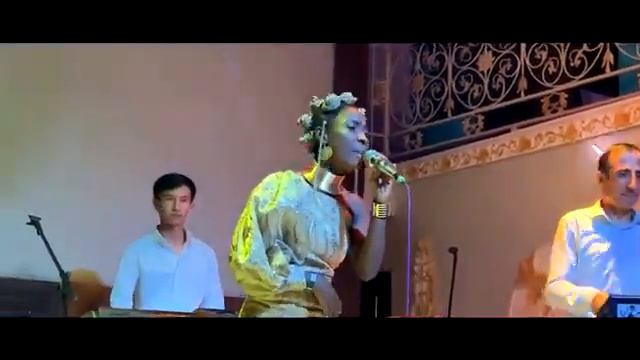 Суруди гарми дхтаре ёрт мануме сарояндай чавон негр ба сахна