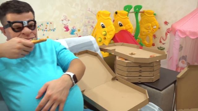 Ева показывает папе как