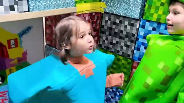 Макс и Катя построили реальный дом из кубиков Майнкрафт!