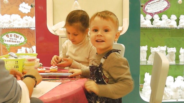 Макс слепил классную машинку из пластилина