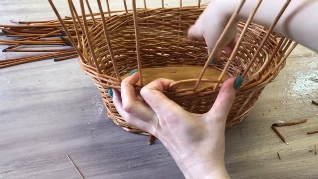 Корзинка пасхальная на фанерном дне из ивового прута