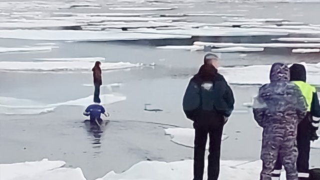 10-летнюю девочку унесло на льдине в открытое море на Камчатке