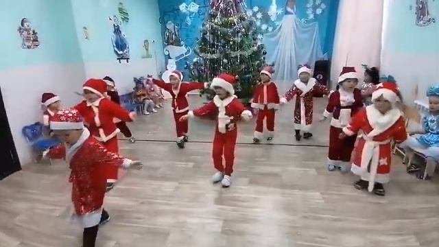 танец мальчиков на новый год в ДОУ
