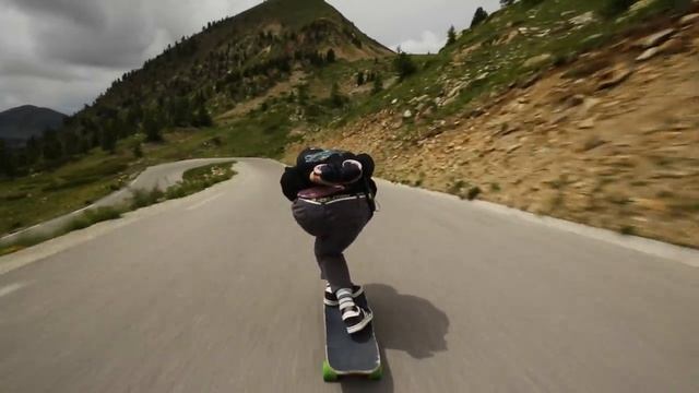 Нереальный спуск с горы на скейте