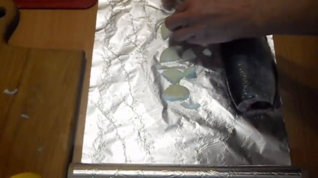 Как приготовить свежемороженую сельдь. Свежемороженая сельдь запеченная в духовке