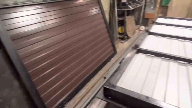 Гаражные ворота из профнастила .