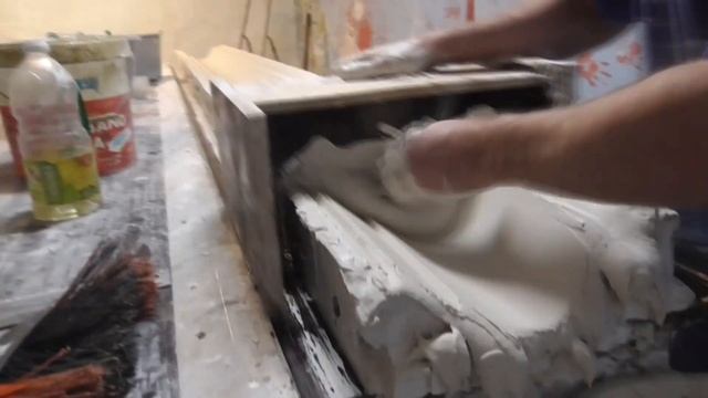Гипсовая лепнина,тяга из гипса в кукле,разделительная смазка.Gypsum stucco molding, gypsum traction