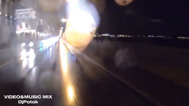 А по темным улицам гуляет дождь